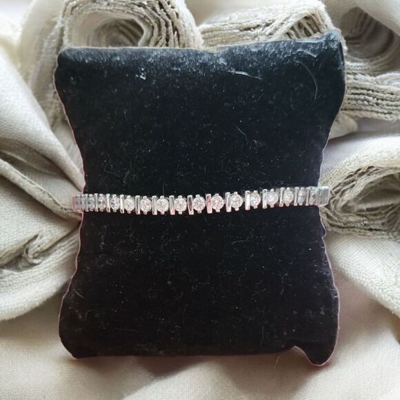7.25" Cubic Zirconia Silver Plated Tennis Bracelet With Box Clasp J1 - Picture 1 of 4